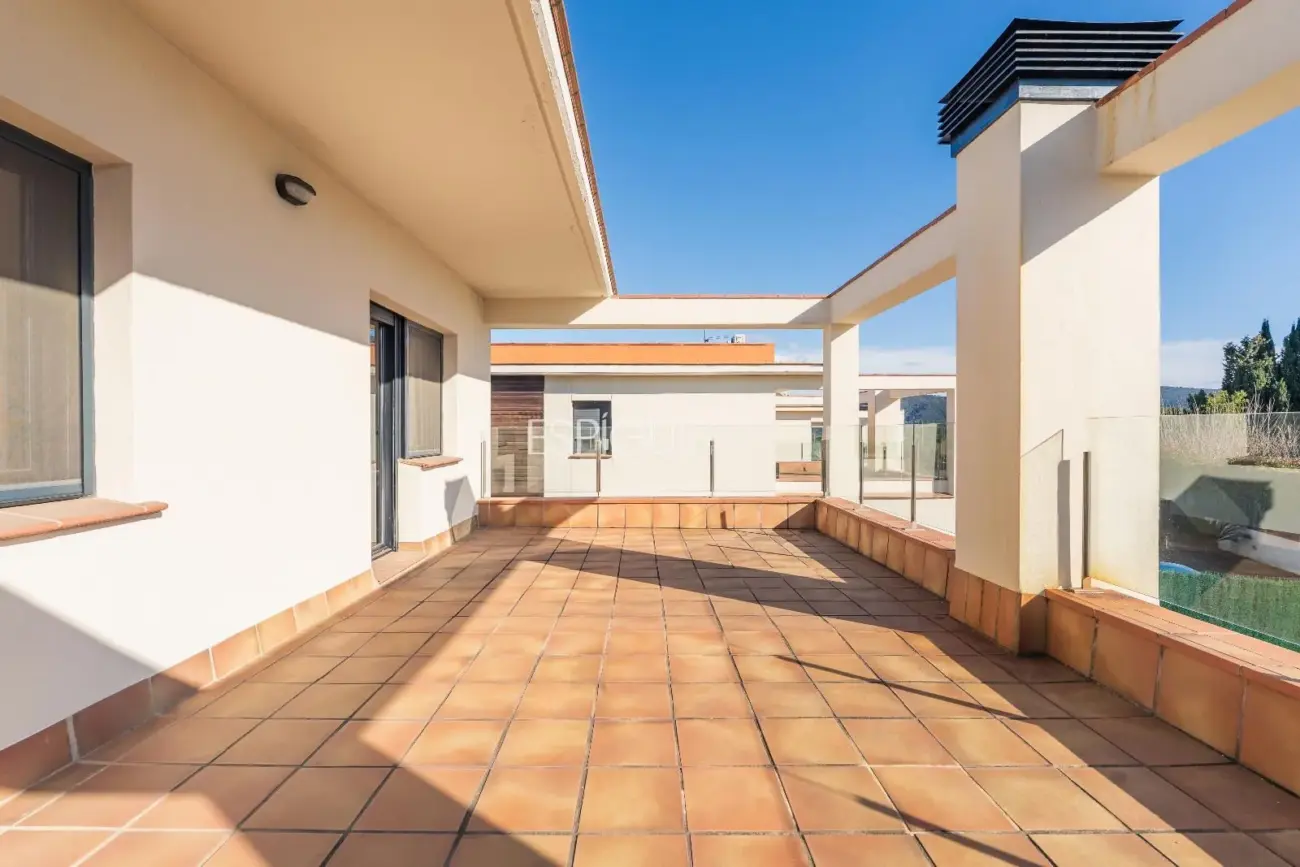 Exclusiva casa en Sant Julià de Ramis con 4 habitaciones y gran jardín