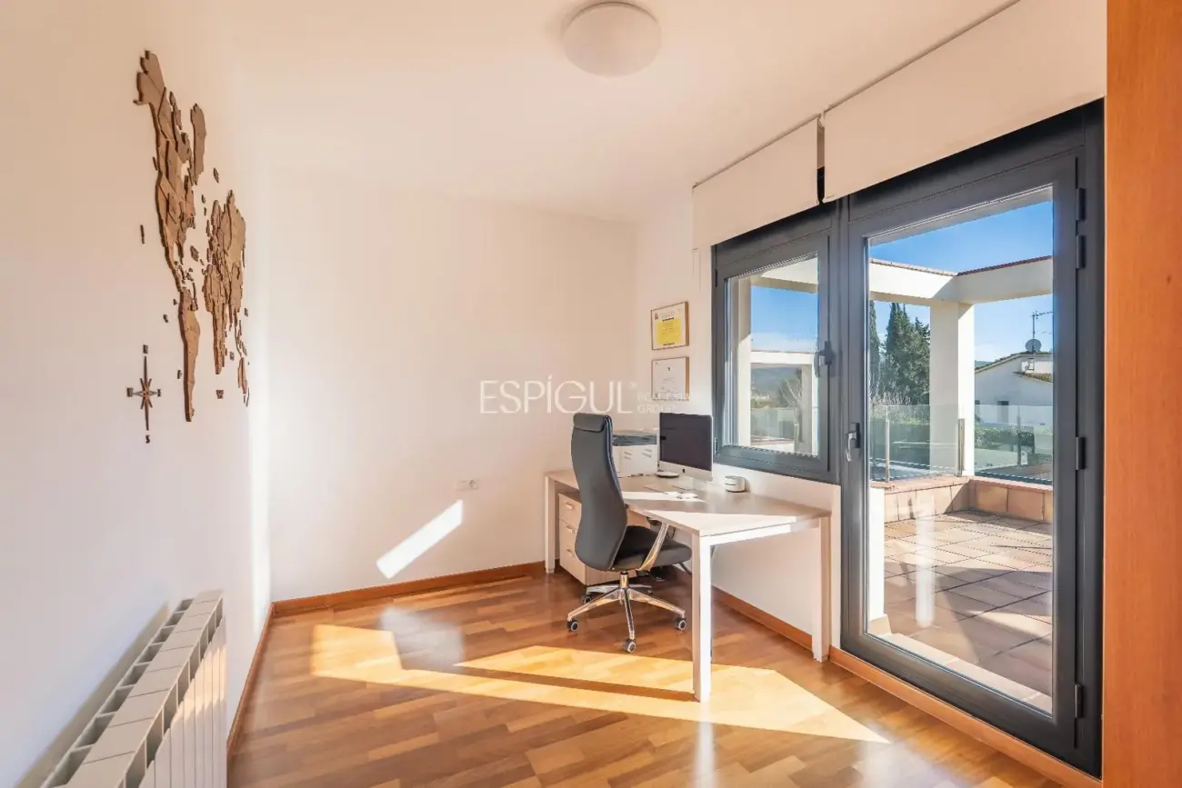 Exclusiva casa en Sant Julià de Ramis con 4 habitaciones y gran jardín