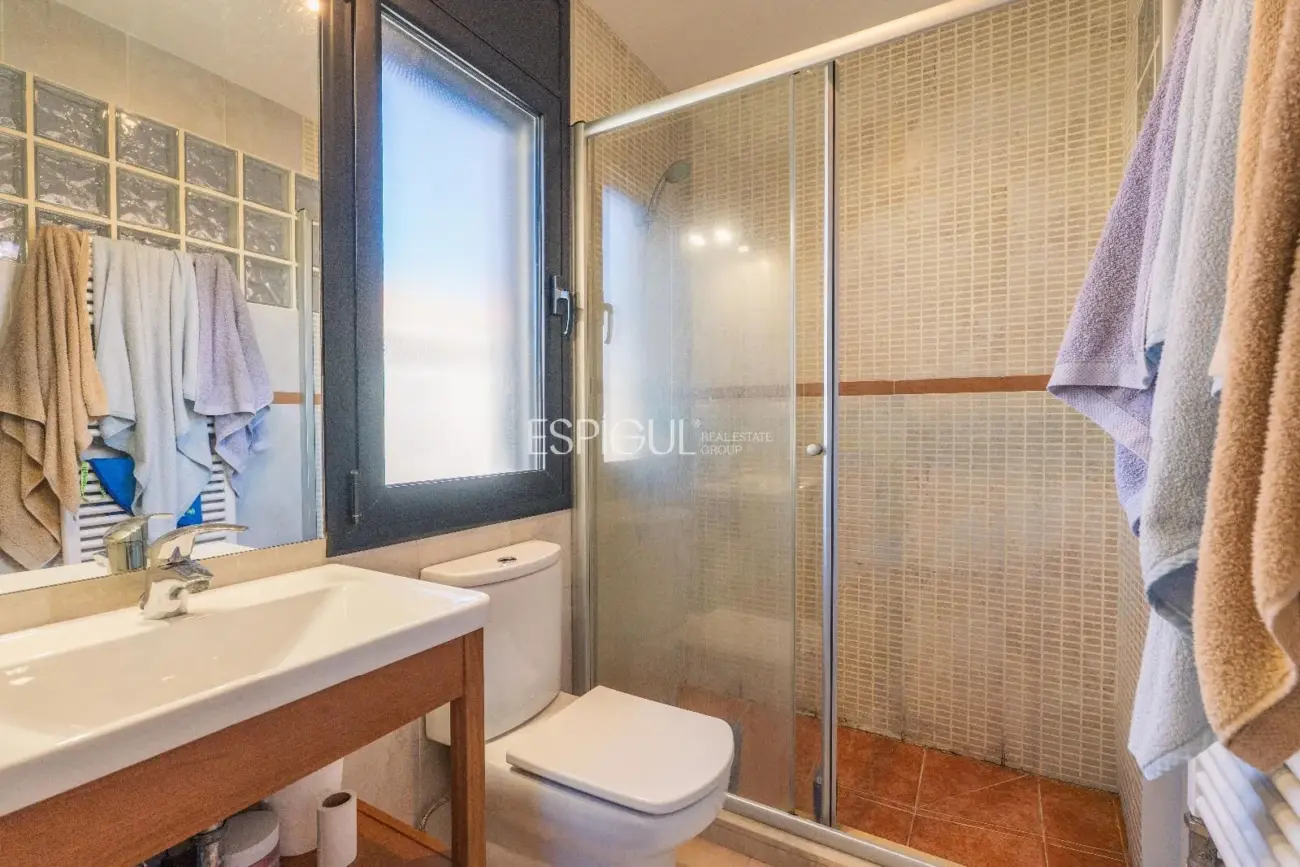 Exclusiva casa en Sant Julià de Ramis con 4 habitaciones y gran jardín