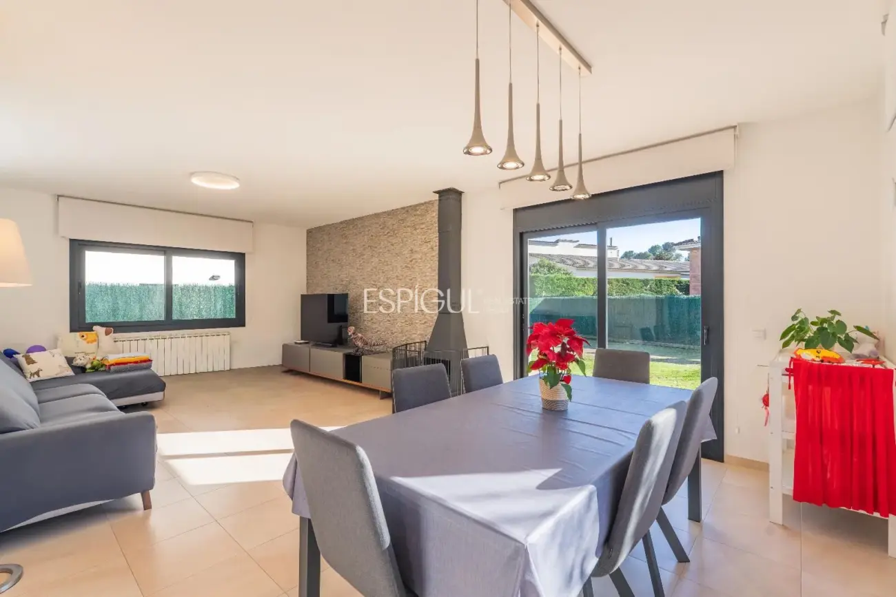 Exclusiva casa en Sant Julià de Ramis con 4 habitaciones y gran jardín