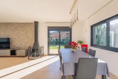 Exclusiva casa en Sant Julià de Ramis con 4 habitaciones y gran jardín