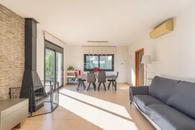 Exclusiva casa en Sant Julià de Ramis con 4 habitaciones y gran jardín