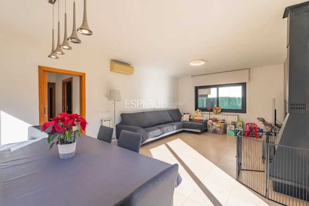 Exclusiva casa en Sant Julià de Ramis con 4 habitaciones y gran jardín