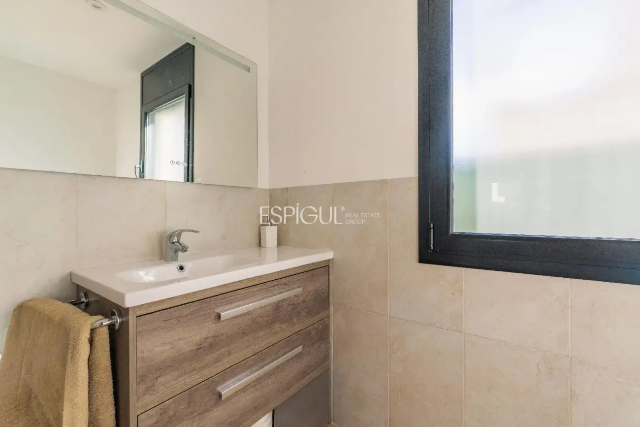 Exclusiva casa en Sant Julià de Ramis con 4 habitaciones y gran jardín