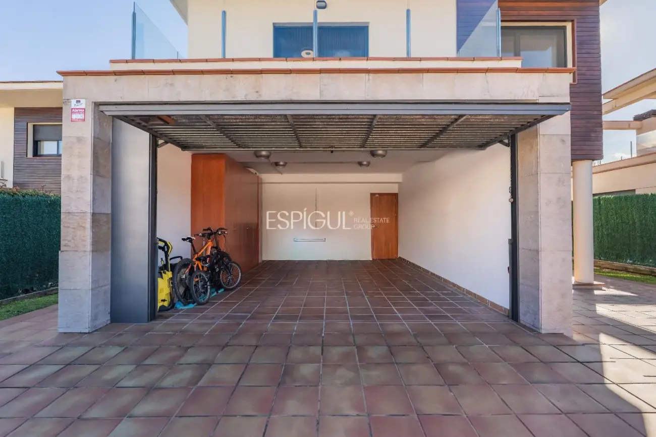 Exclusiva casa en Sant Julià de Ramis con 4 habitaciones y gran jardín