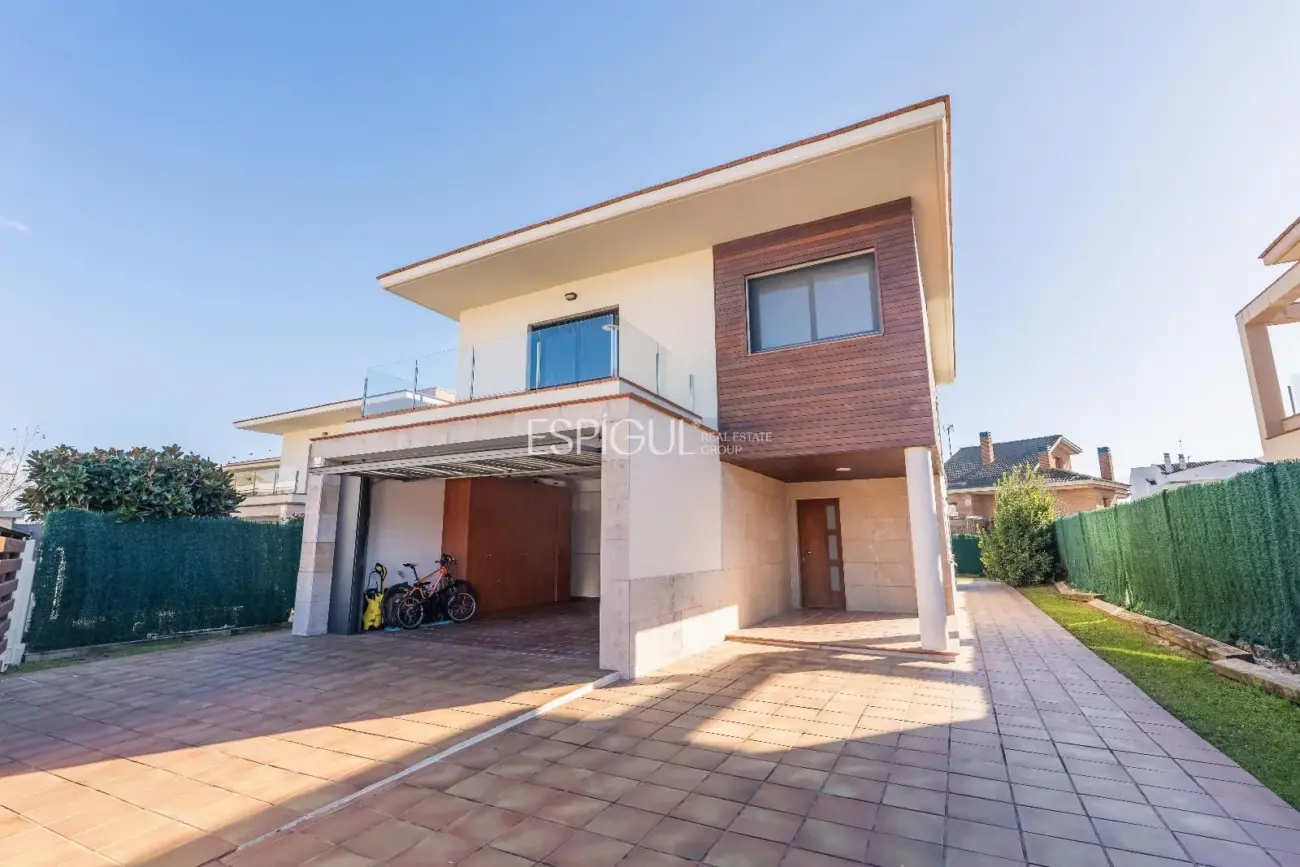 Exclusiva casa en Sant Julià de Ramis con 4 habitaciones y gran jardín