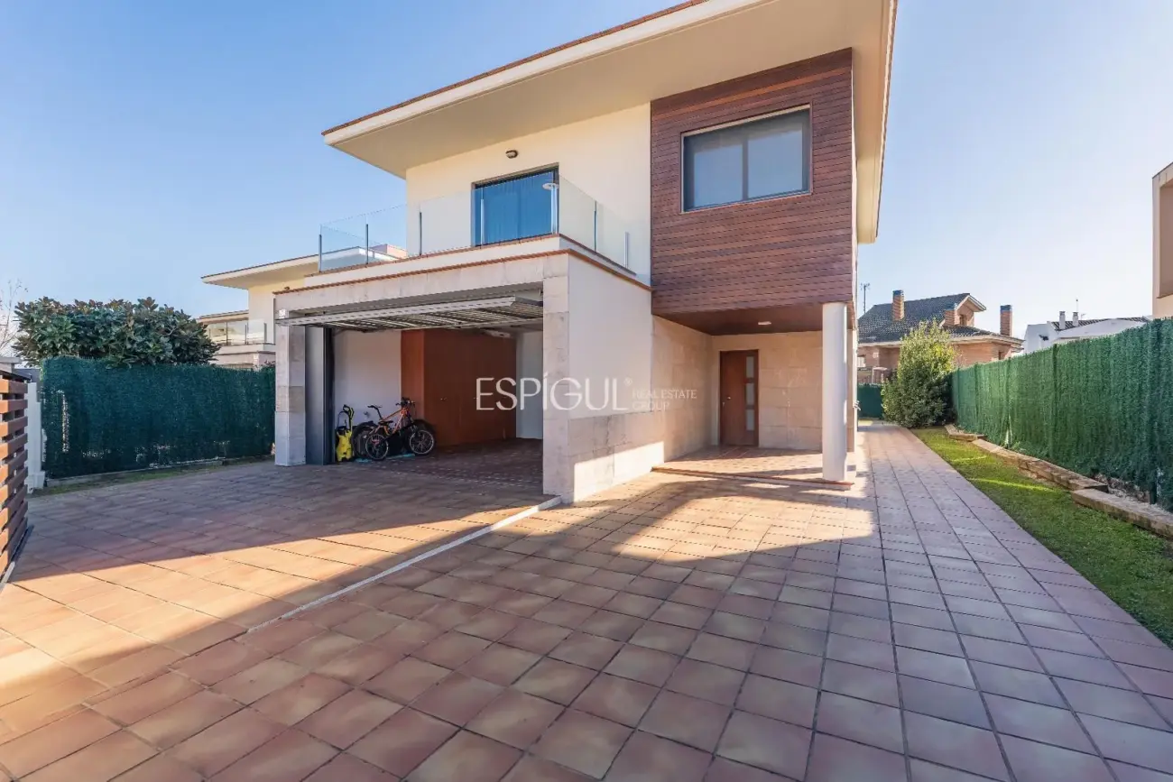 Exclusiva casa en Sant Julià de Ramis con 4 habitaciones y gran jardín
