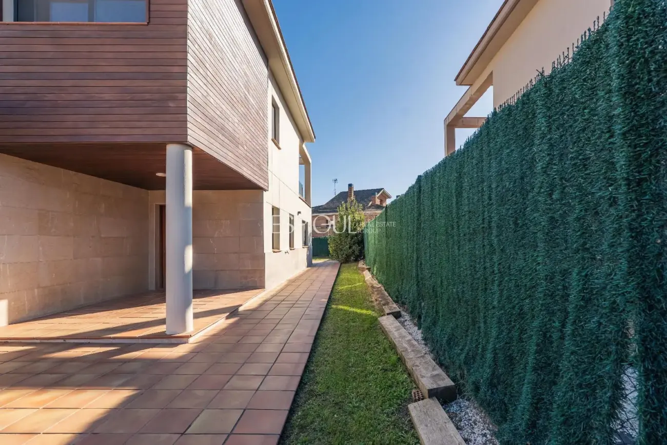 Exclusiva casa en Sant Julià de Ramis con 4 habitaciones y gran jardín