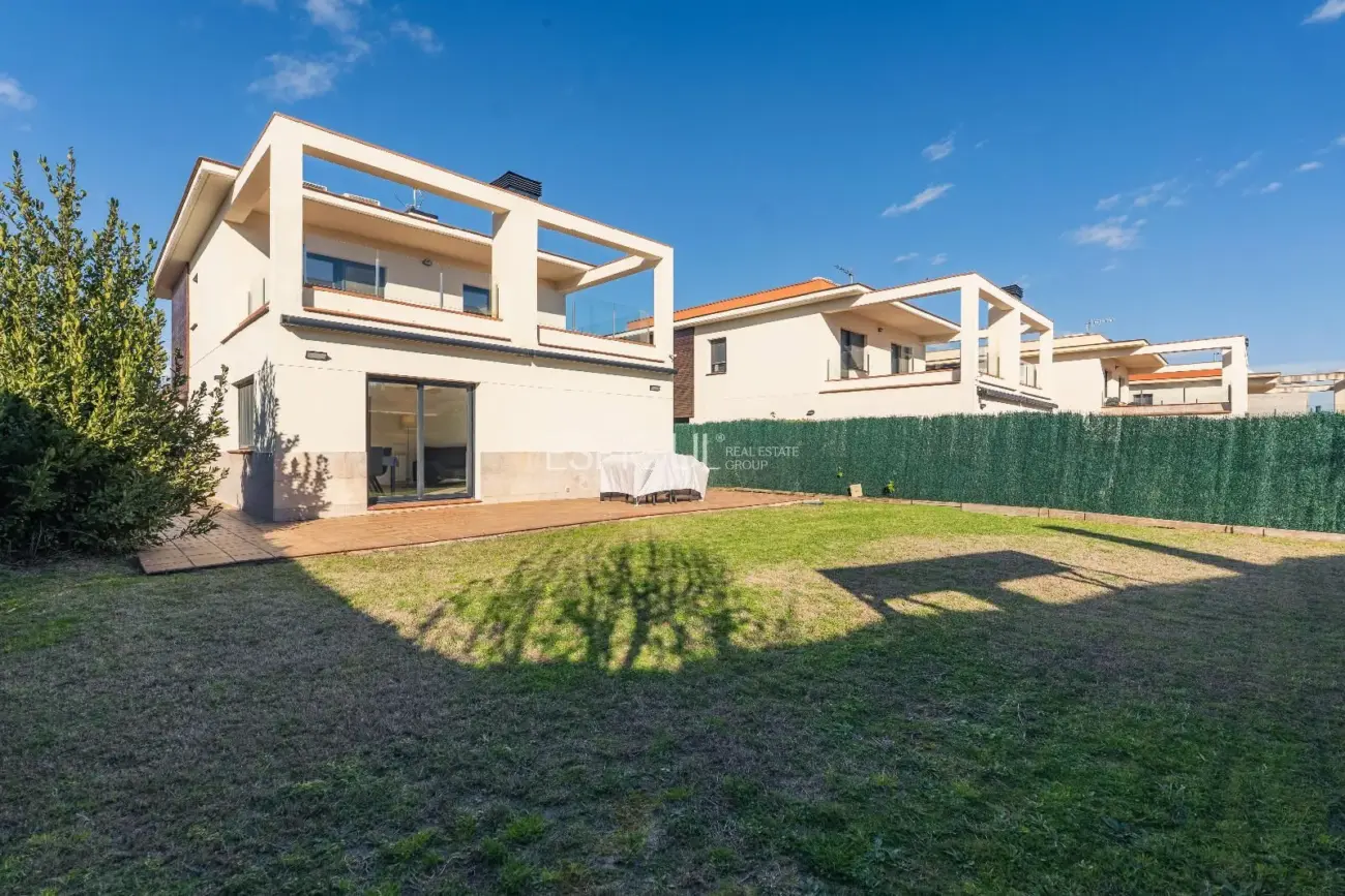 Exclusiva casa en Sant Julià de Ramis con 4 habitaciones y gran jardín