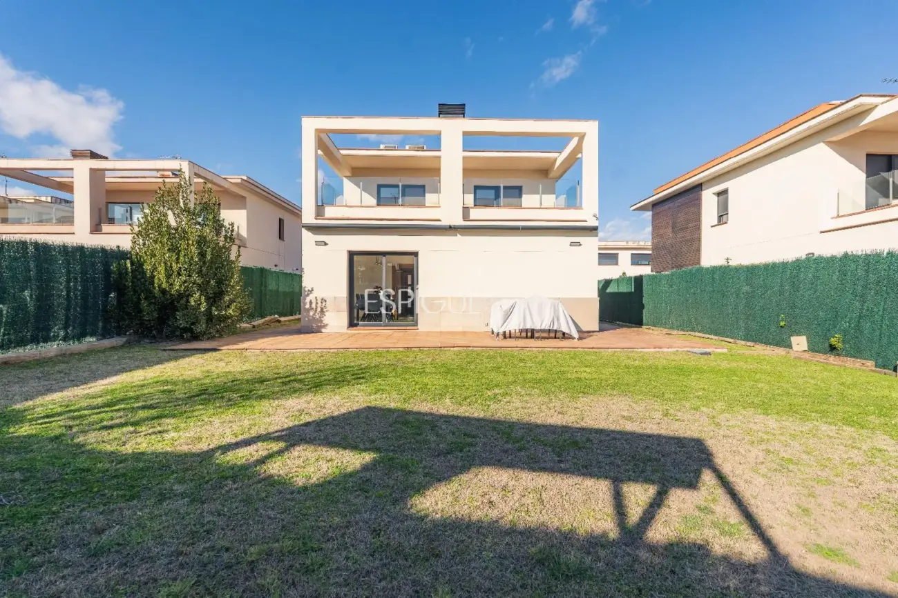 Exclusiva casa en Sant Julià de Ramis con 4 habitaciones y gran jardín