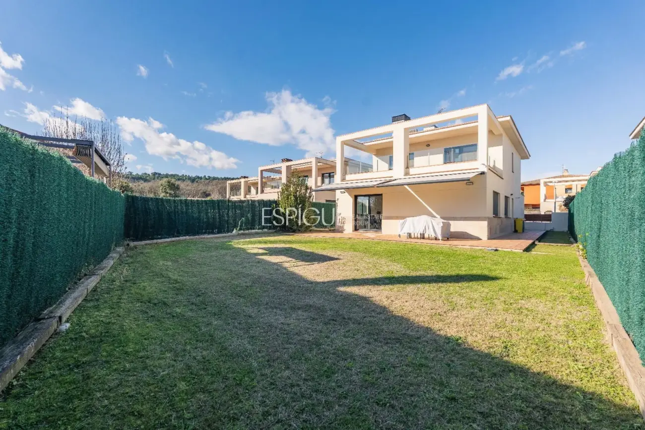 Exclusiva casa en Sant Julià de Ramis con 4 habitaciones y gran jardín