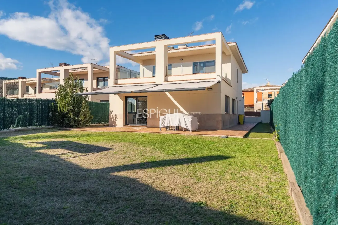 Exclusiva casa en Sant Julià de Ramis con 4 habitaciones y gran jardín