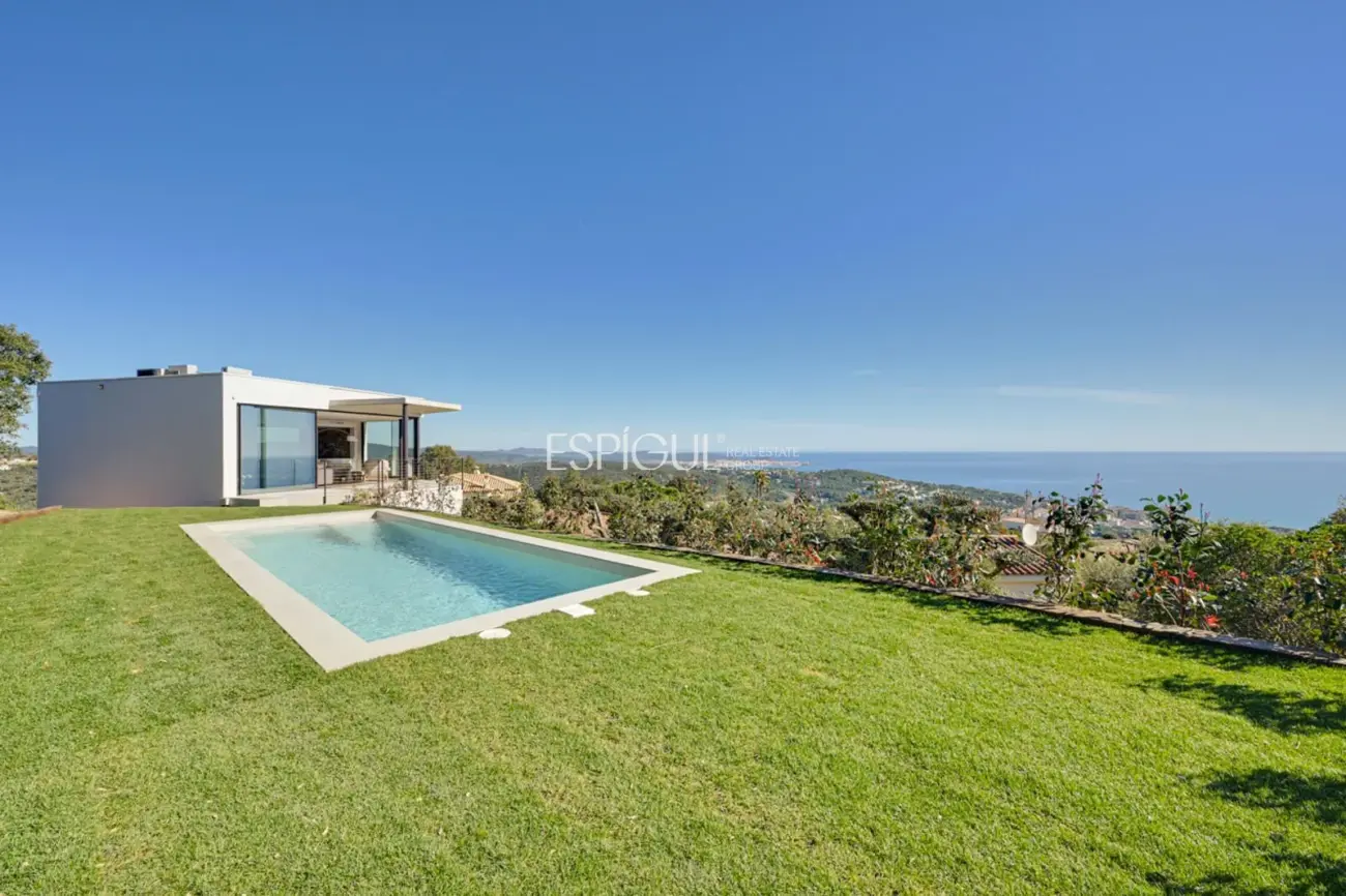 Exclusiva villa con vistas panorámicas al mar en Cim d’Aro.