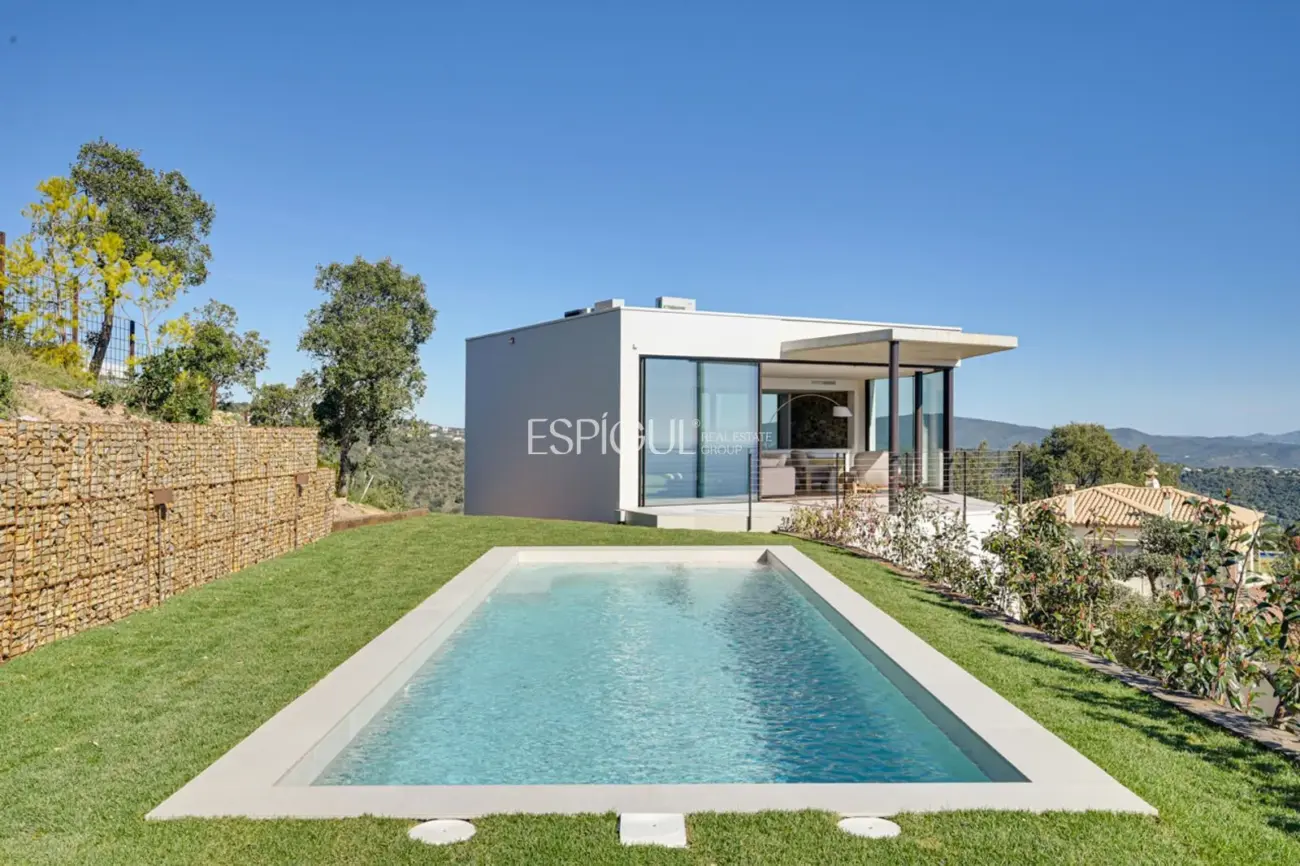 Exclusiva villa con vistas panorámicas al mar en Cim d’Aro.
