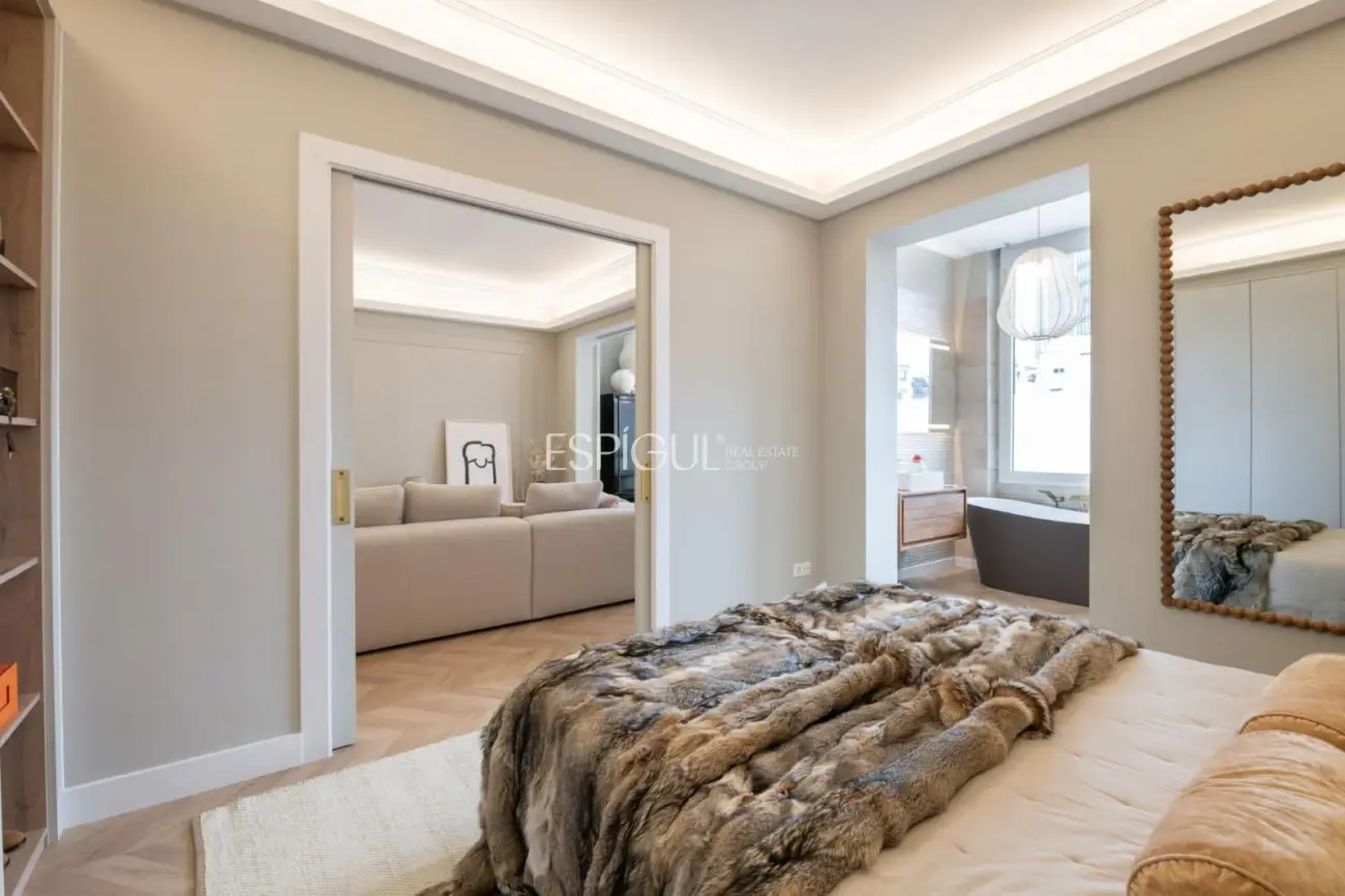 Exclusiva vivienda de 100m2 reformada en finca regia de l’Eixample