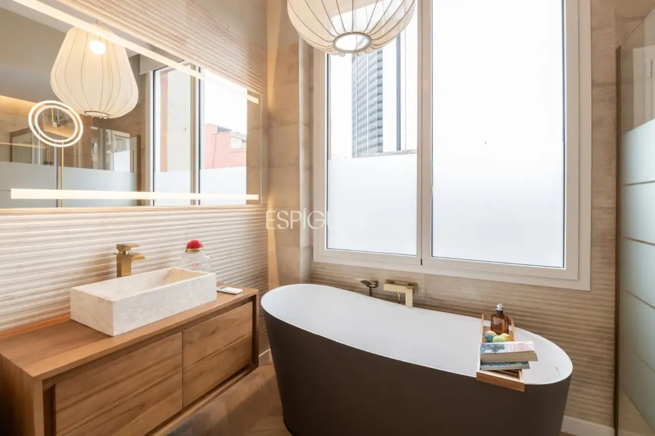 Exclusiva vivienda de 100m2 reformada en finca regia de l’Eixample