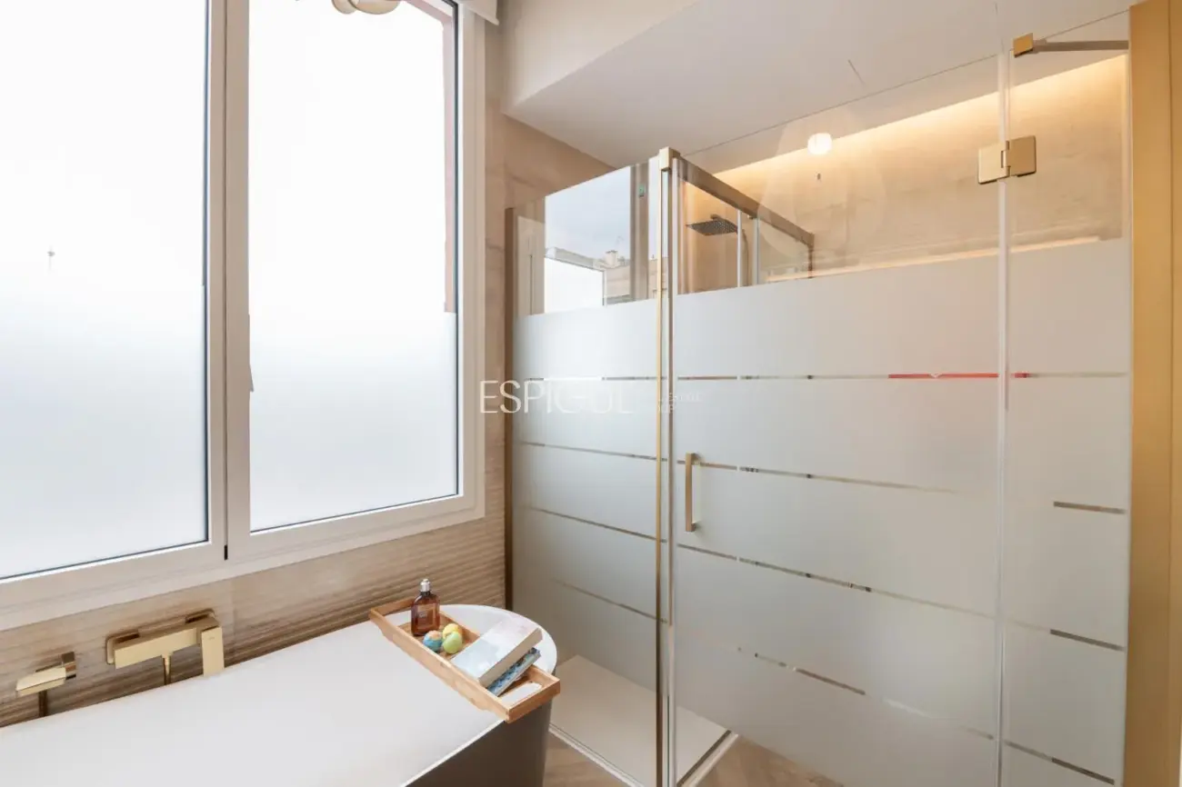 Exclusiva vivienda de 100m2 reformada en finca regia de l’Eixample