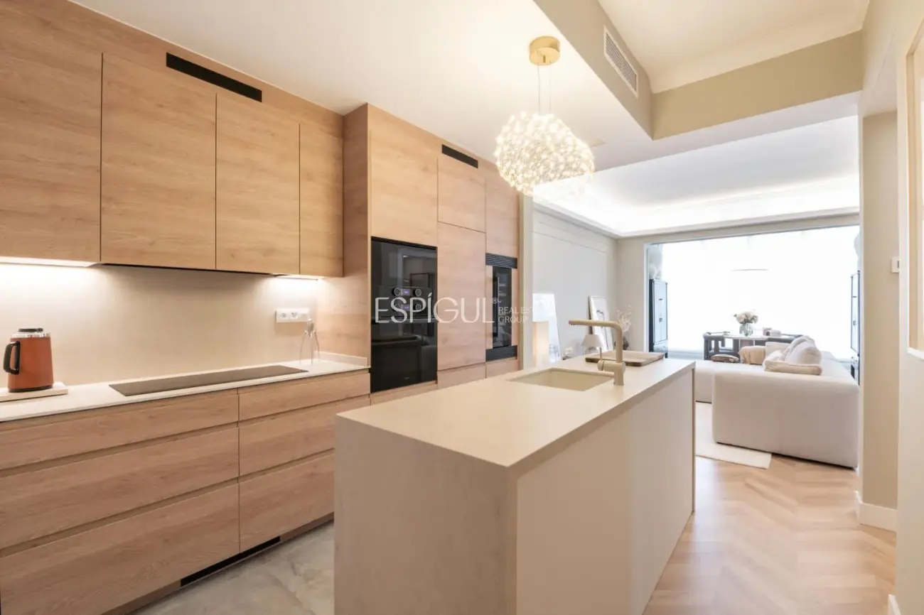 Exclusiva vivienda de 100m2 reformada en finca regia de l’Eixample
