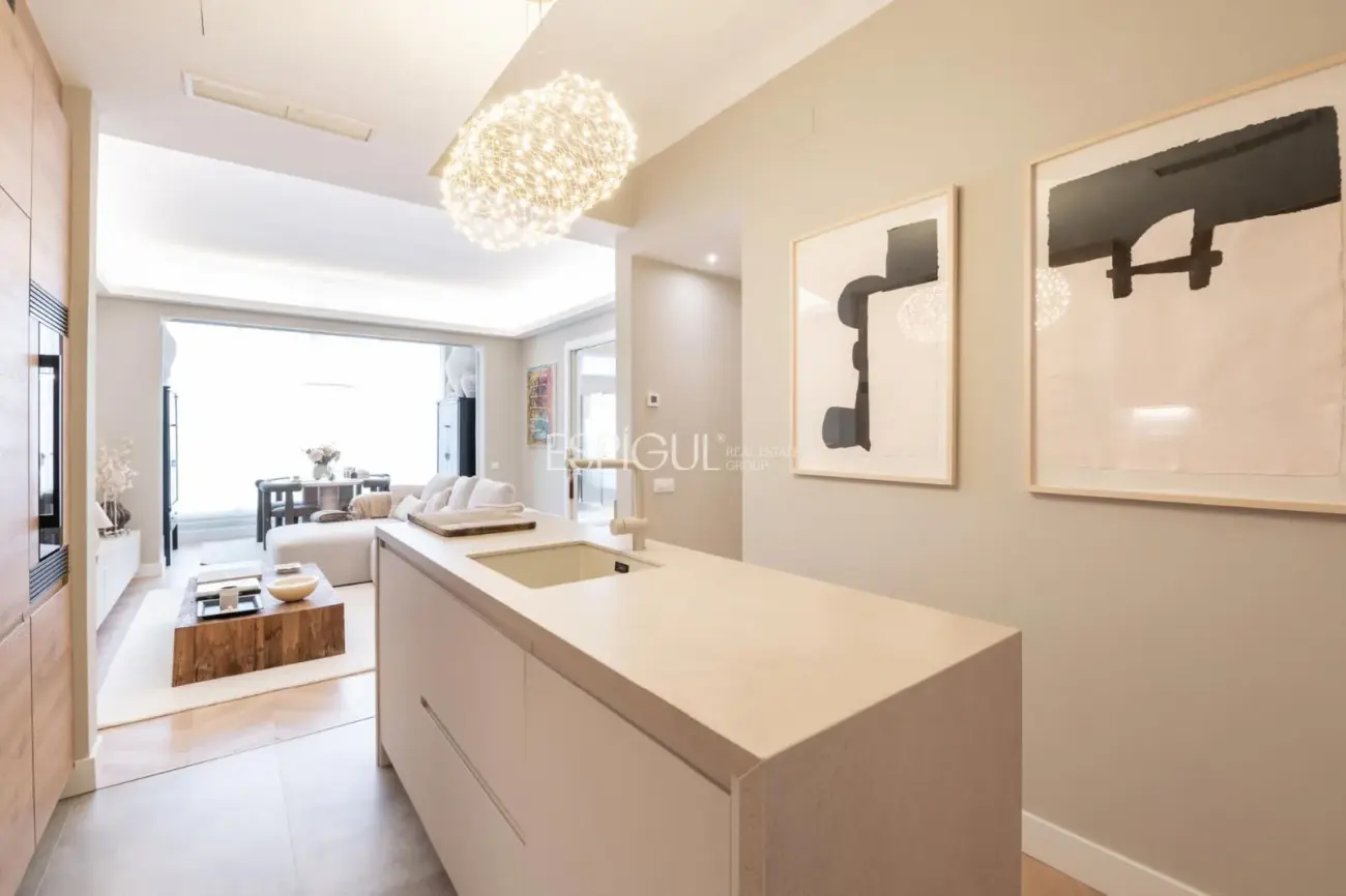 Exclusiva vivienda de 100m2 reformada en finca regia de l’Eixample