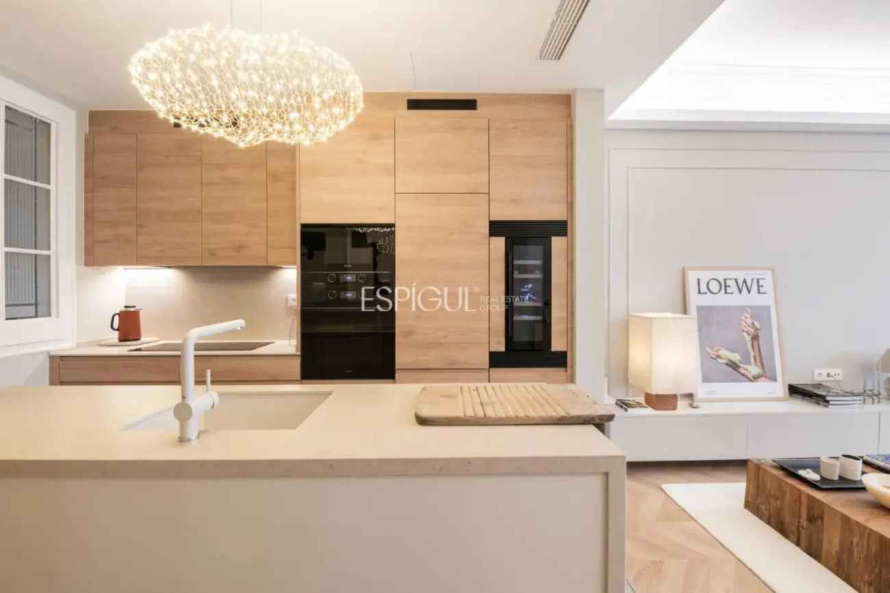 Exclusiva vivienda de 100m2 reformada en finca regia de l’Eixample