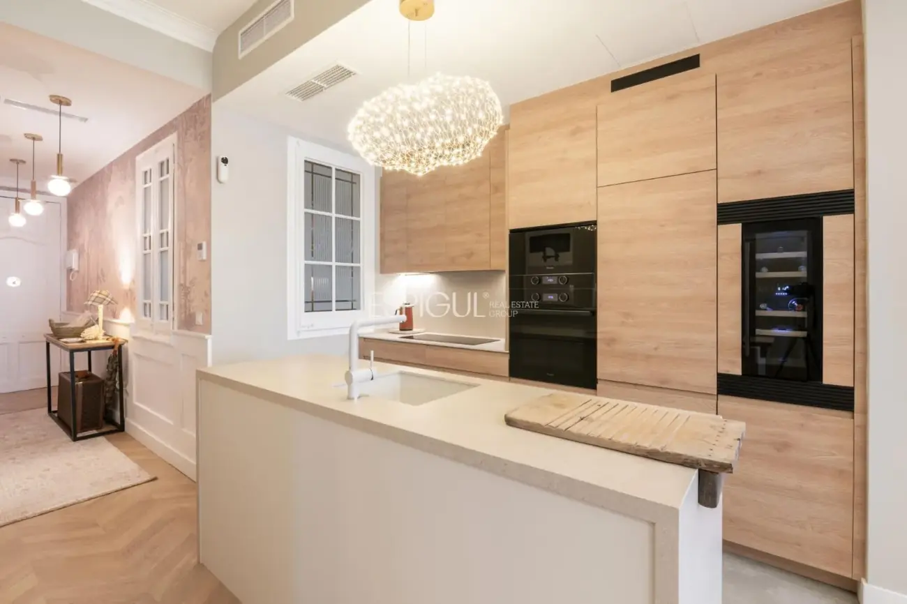 Exclusiva vivienda de 100m2 reformada en finca regia de l’Eixample