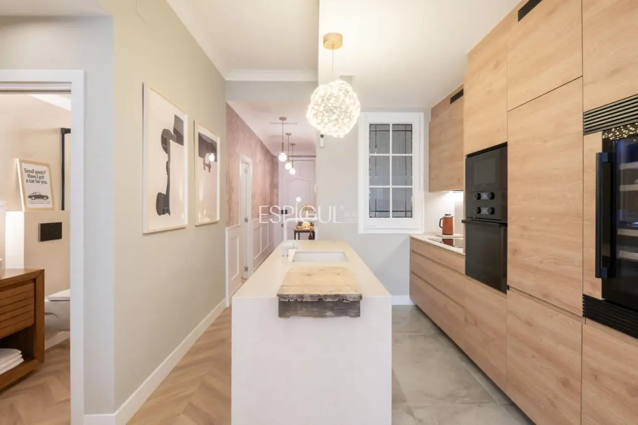 Exclusiva vivienda de 100m2 reformada en finca regia de l’Eixample
