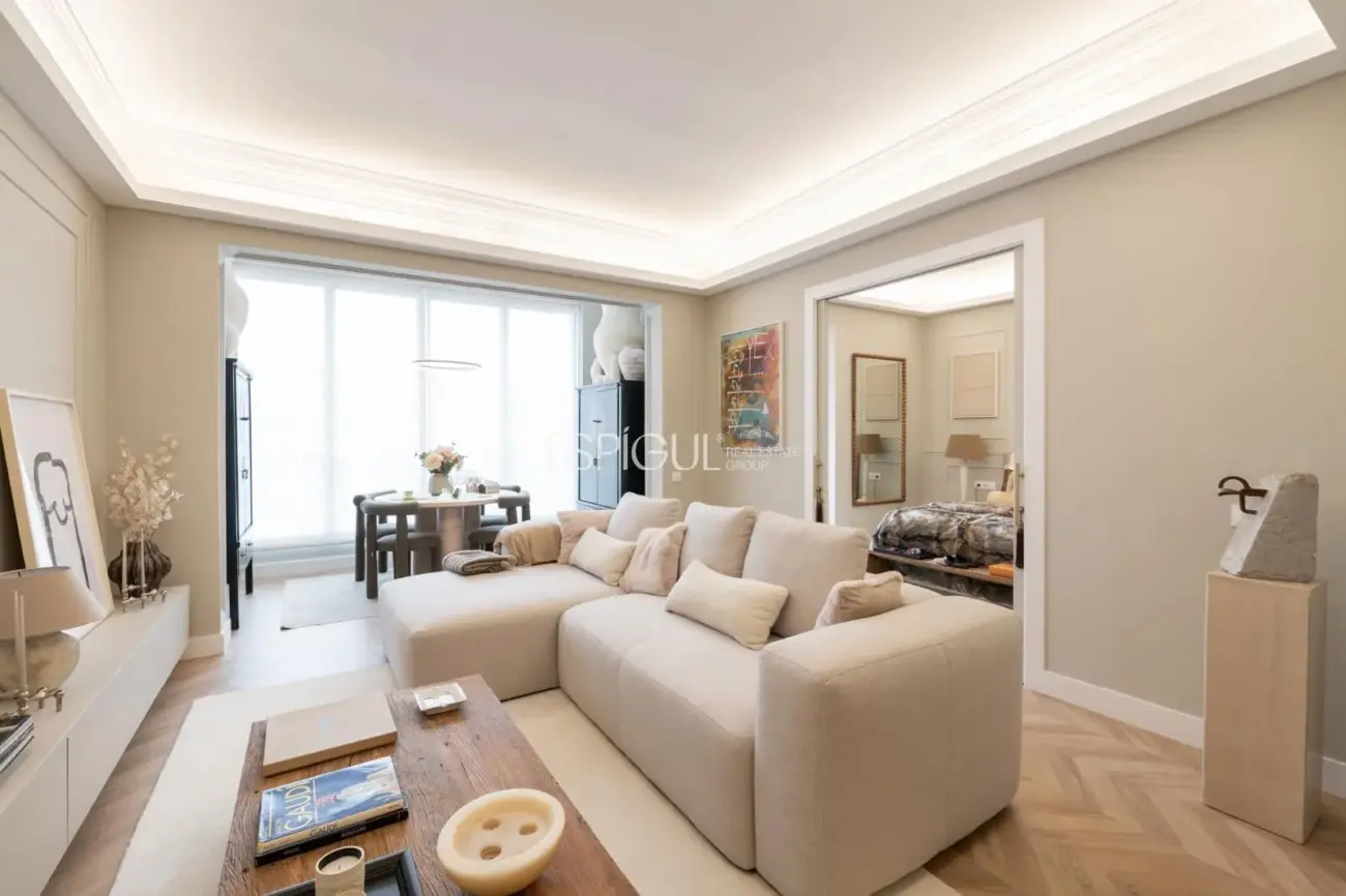 Exclusiva vivienda de 100m2 reformada en finca regia de l’Eixample