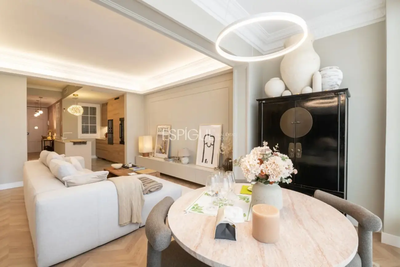 Exclusiva vivienda de 100m2 reformada en finca regia de l’Eixample