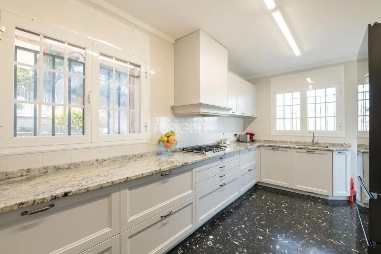 Hübsches, freistehendes Chalet mit Meerblick, 500 Meter vom Strand entfernt