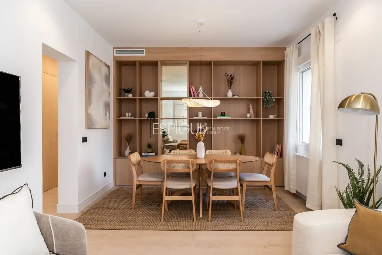 Extraordinario Piso exterior en venta en Reina Cristina.