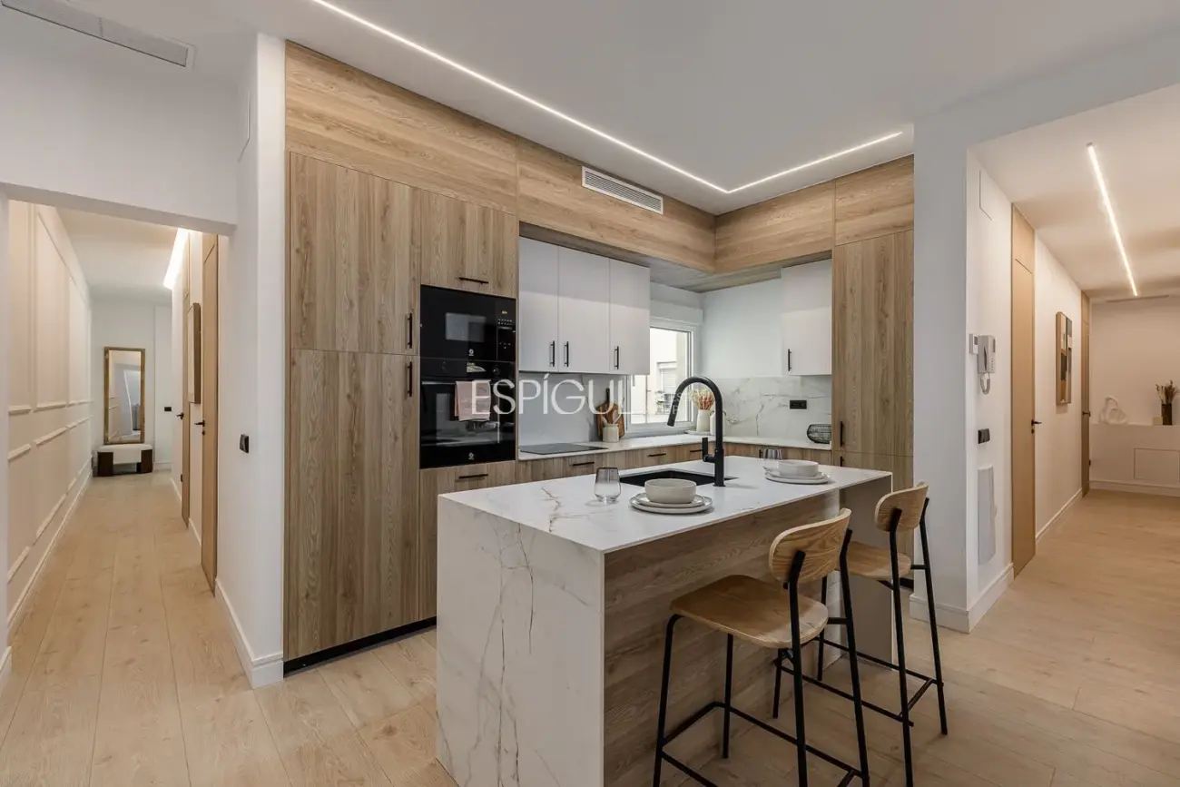 Extraordinario Piso exterior en venta en Reina Cristina.