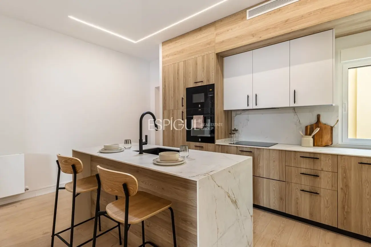 Extraordinario Piso exterior en venta en Reina Cristina.