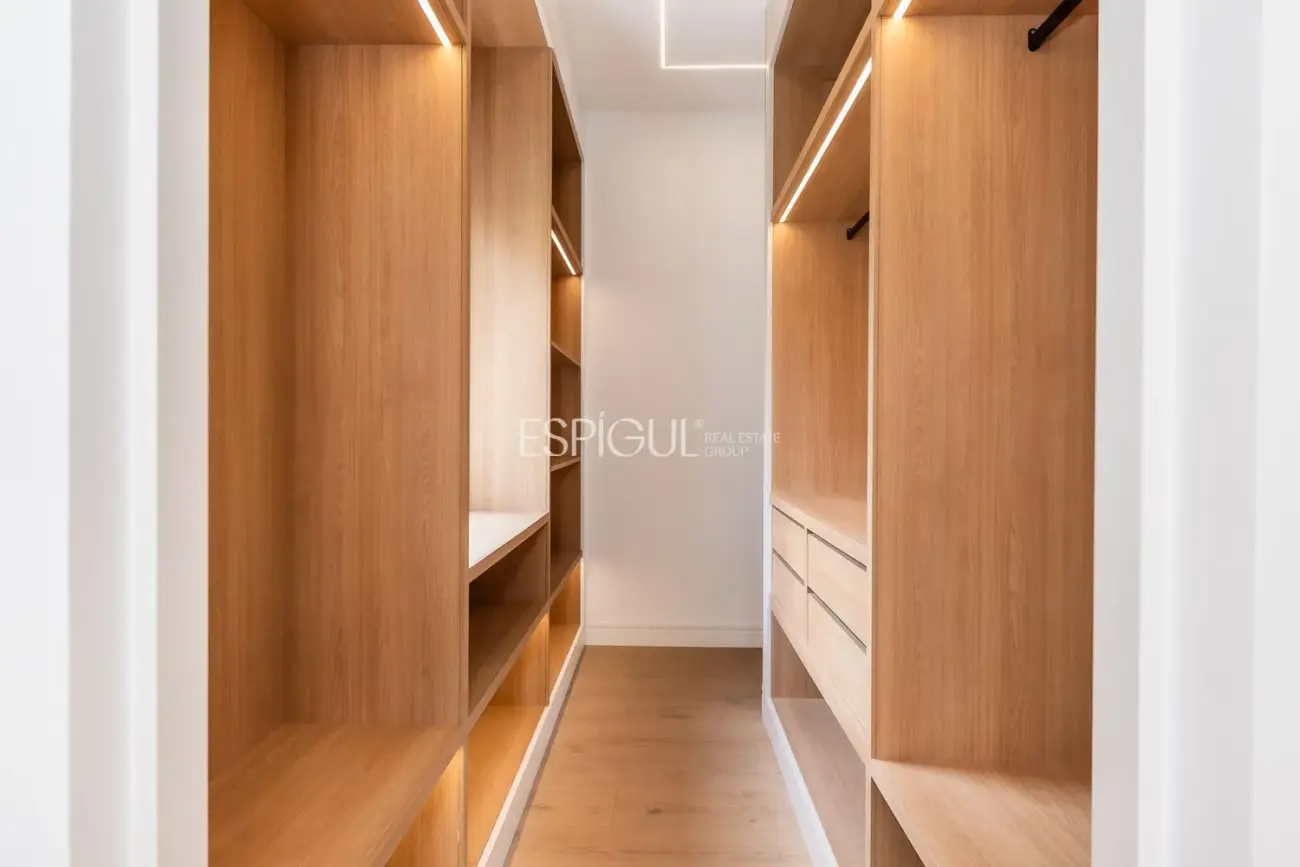 Extraordinario Piso exterior en venta en Reina Cristina.