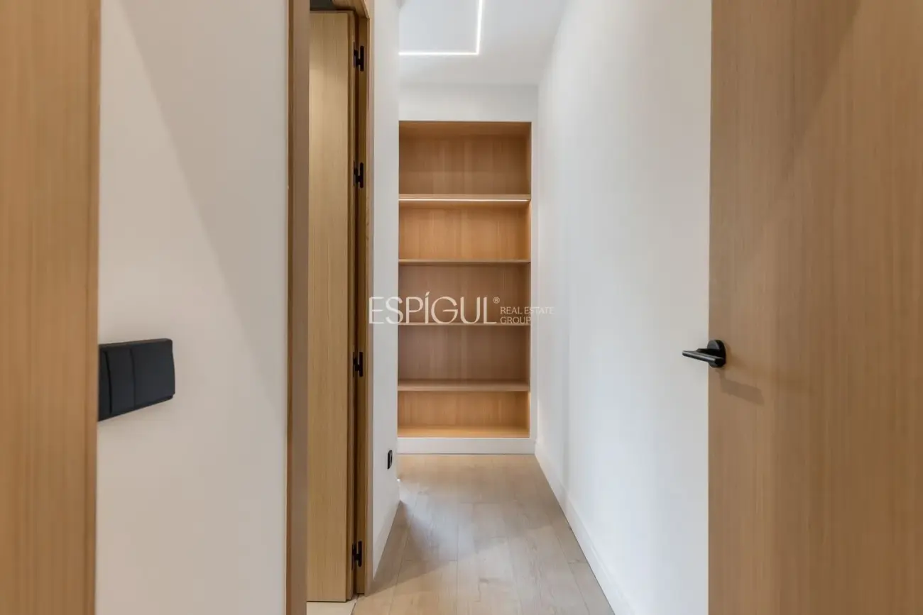 Extraordinario Piso exterior en venta en Reina Cristina.