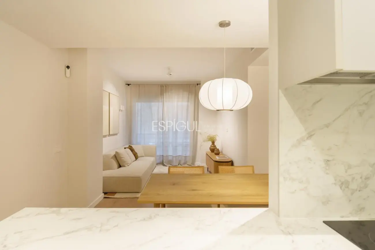 Luminoso piso reformado de diseño con ascensor.