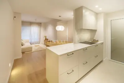 Luminoso piso reformado de diseño con ascensor.