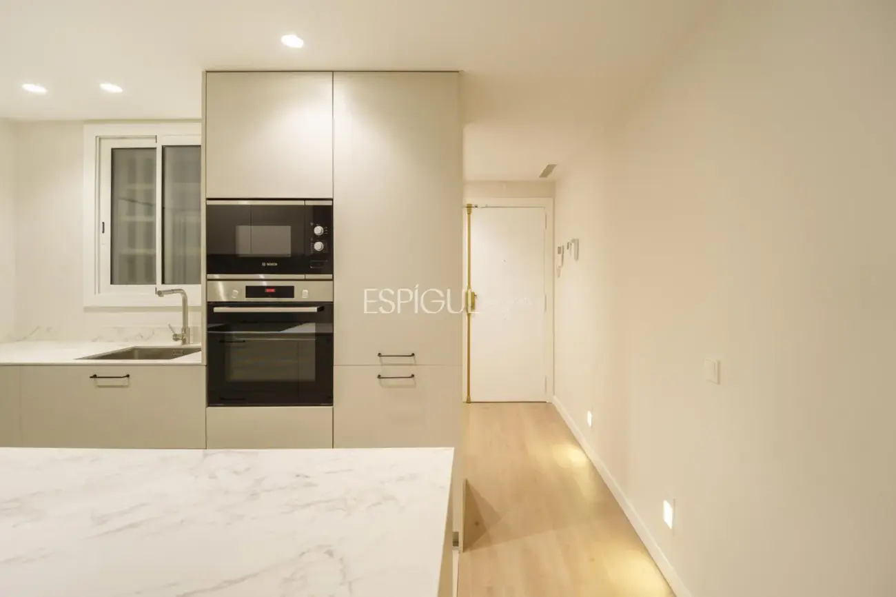 Luminoso piso reformado de diseño con ascensor.