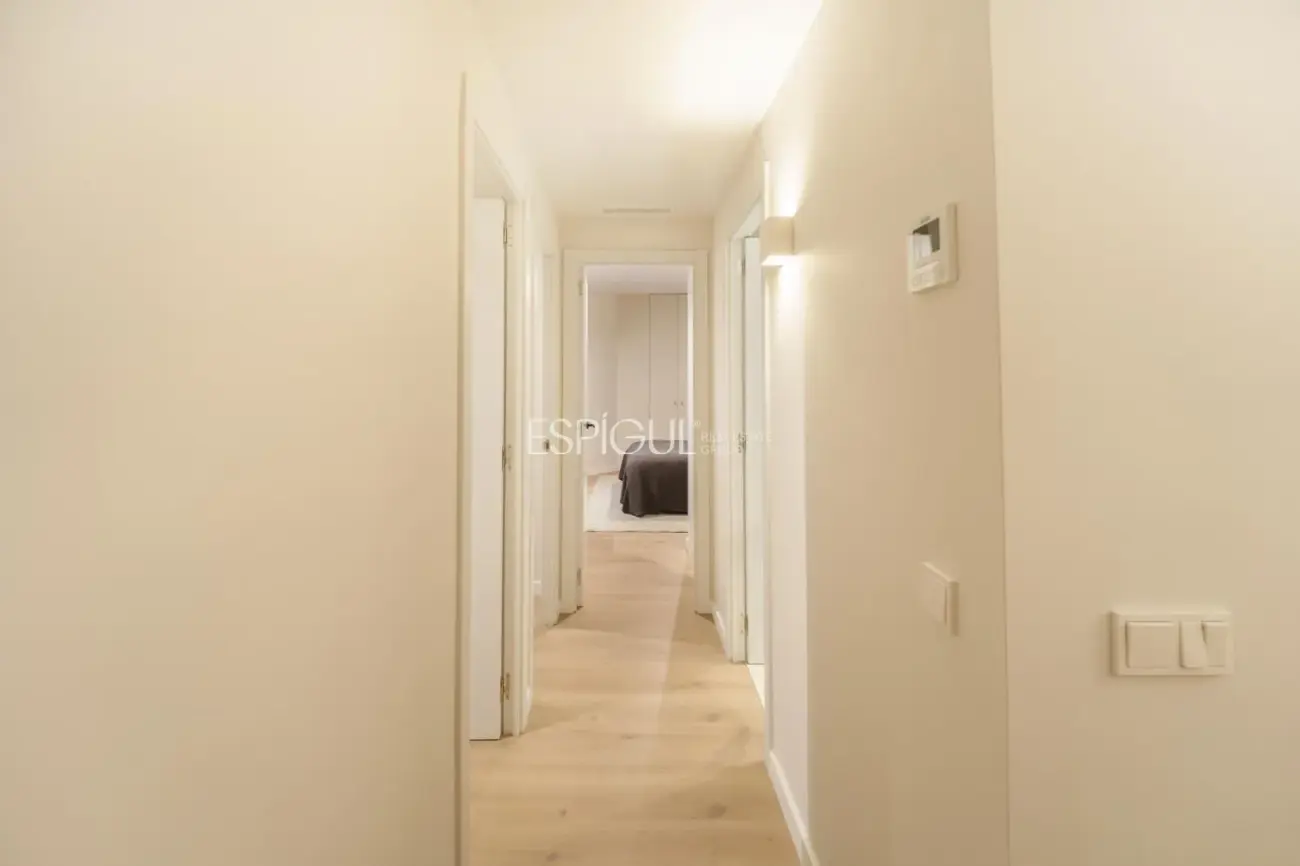 Luminoso piso reformado de diseño con ascensor.