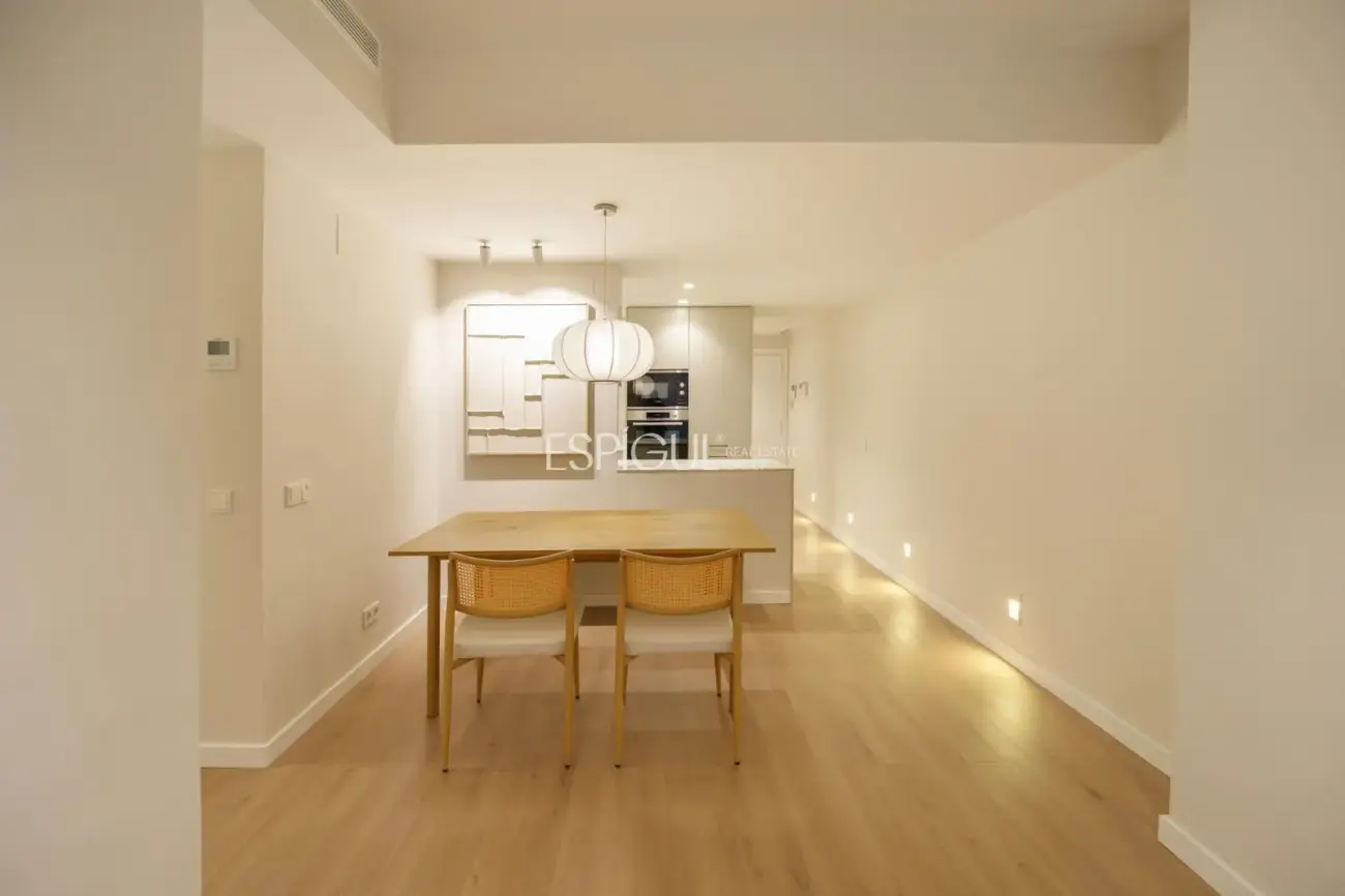 Luminoso piso reformado de diseño con ascensor.