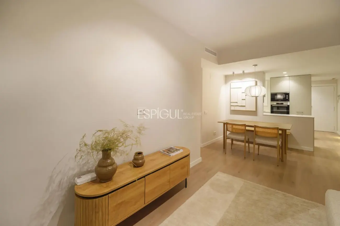 Luminoso piso reformado de diseño con ascensor.