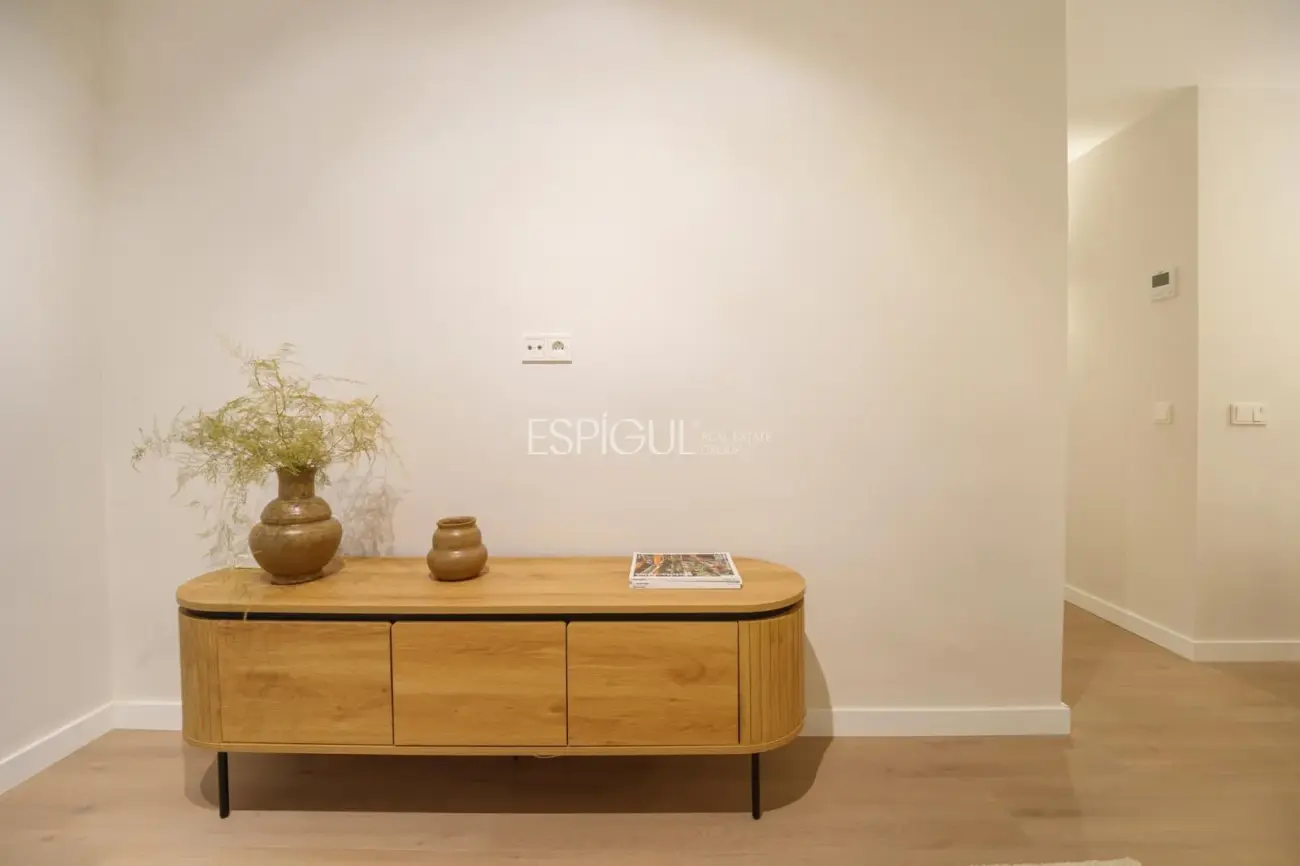 Luminoso piso reformado de diseño con ascensor.