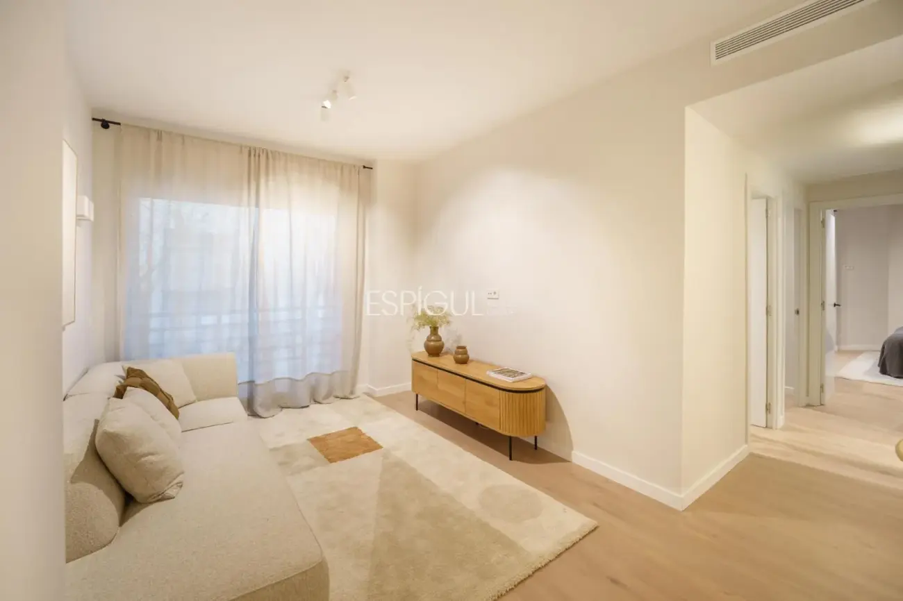 Luminoso piso reformado de diseño con ascensor.