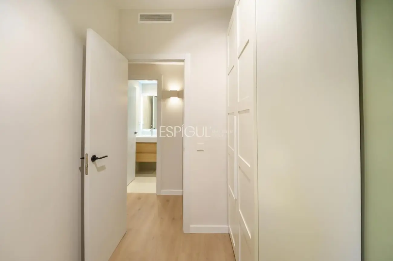 Luminoso piso reformado de diseño con ascensor.