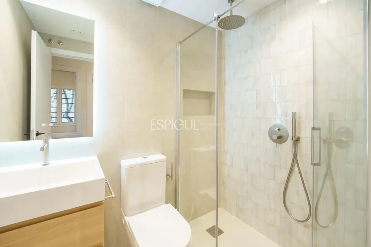 Luminoso piso reformado de diseño con ascensor.