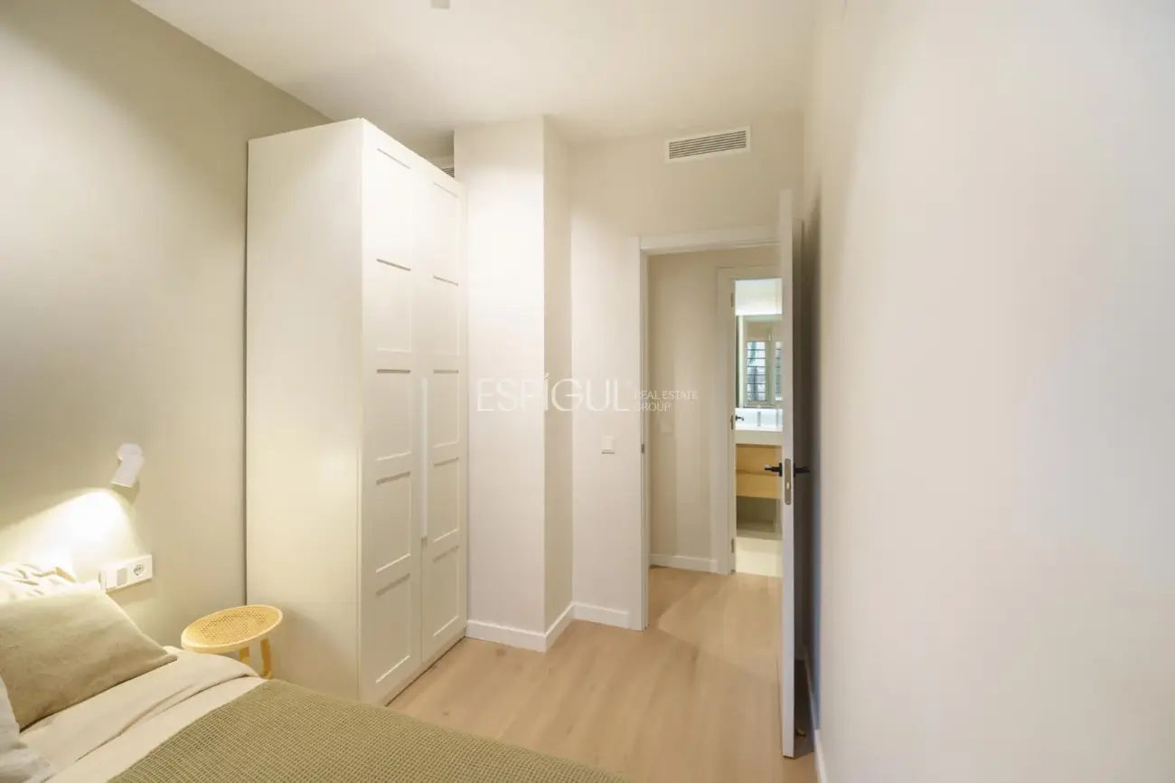 Luminoso piso reformado de diseño con ascensor.