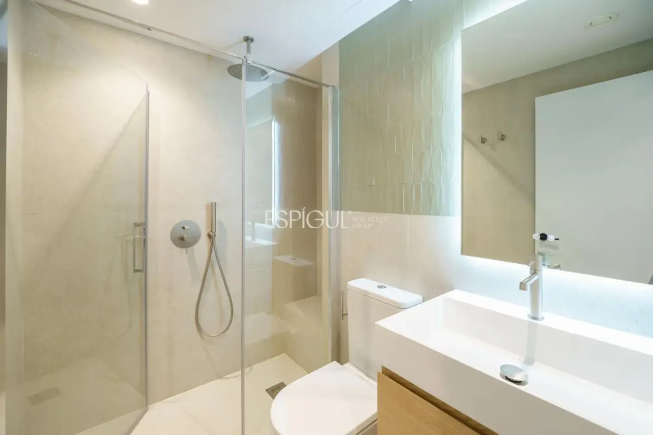 Luminoso piso reformado de diseño con ascensor.