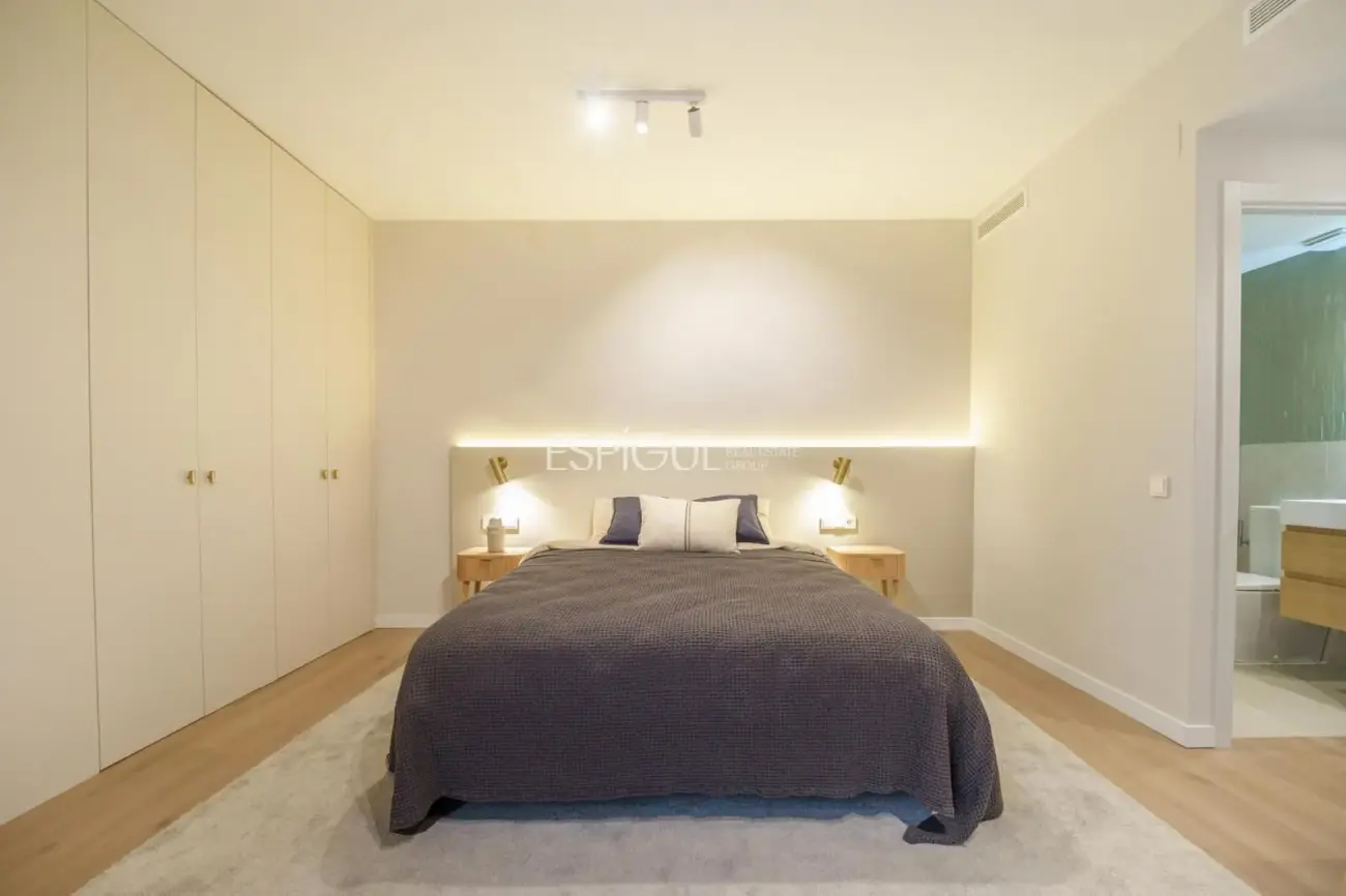 Luminoso piso reformado de diseño con ascensor.