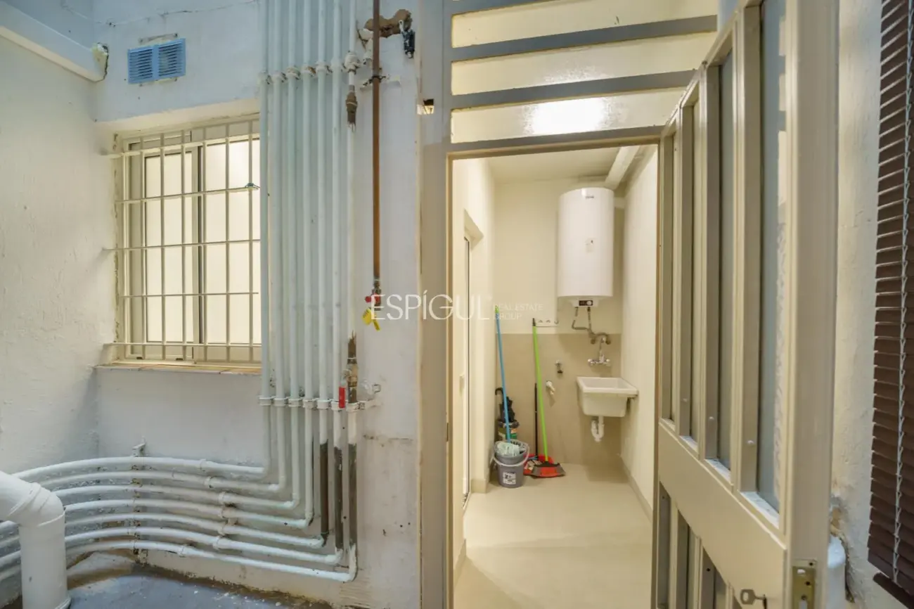 Luminoso piso reformado de diseño con ascensor.