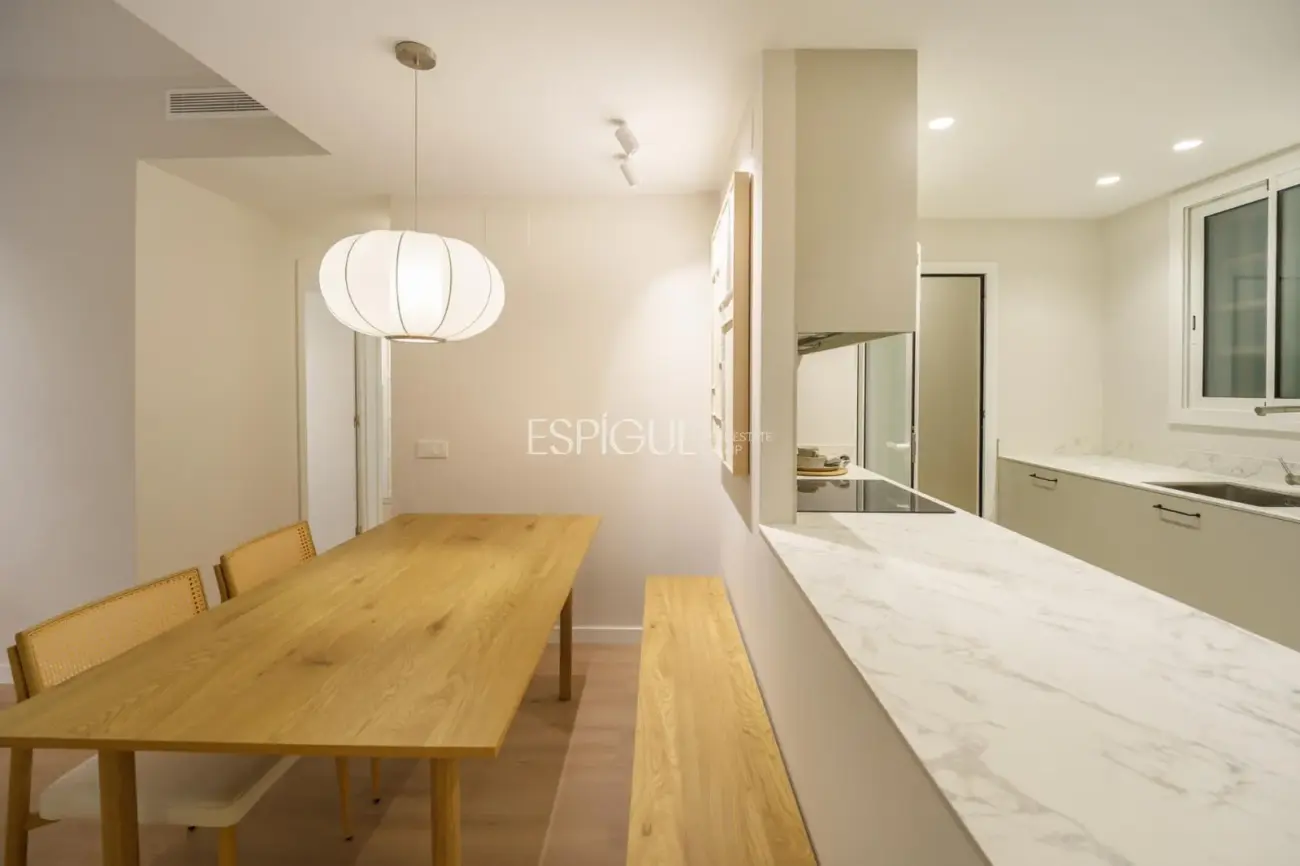 Luminoso piso reformado de diseño con ascensor.