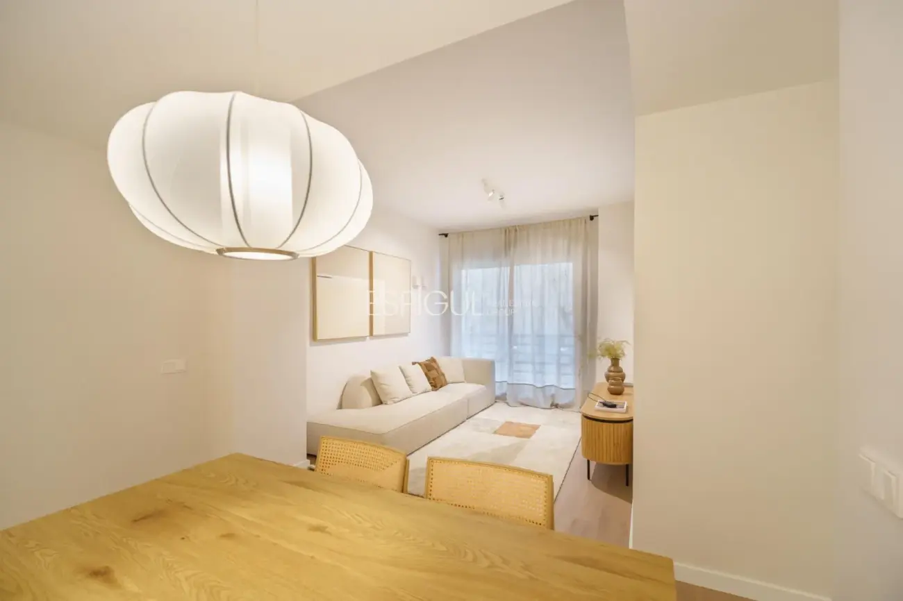 Luminoso piso reformado de diseño con ascensor.